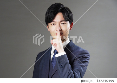 ビジネスマン　秘密のポーズ　黒背景 132840499
