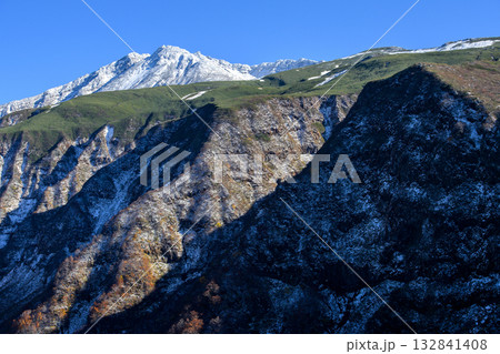 鉾立展望台から望む　冠雪した鳥海山の絶景　秋田県 132841408