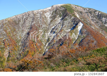 鉾立展望台から望む　薄く雪化粧した秋の稲倉岳　秋田県 132841607