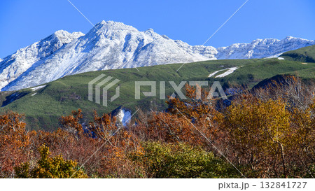 鉾立から望む　冠雪した鳥海山の絶景　秋田県 132841727
