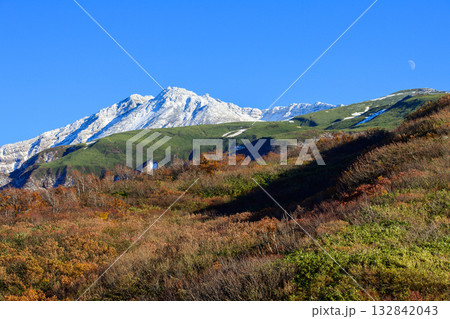 鉾立から望む　冠雪した鳥海山の絶景　秋田県 132842043