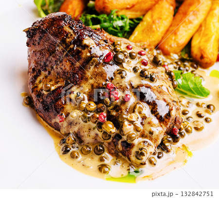 Gourmet steak with green peppercorn sauce and roasted potatoes Gourmet steak with green peppercorn sauce and roasted potatoes 132842751