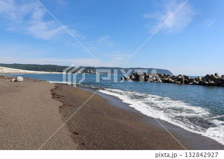 青い海と空が広がる穏やかな海岸の風景 青い海と空が広がる穏やかな海岸の風景 132842927