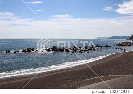 青い海と空が広がる穏やかな海岸の風景 132842928