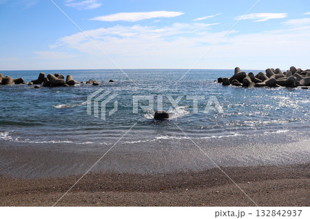 穏やかな波がきらめく青い海と広がる水平線 132842937