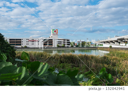 大阪府松原市 イズミヤ松原店 閉店の記録-池の対面から近畿自動車道 132842941