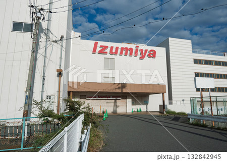 大阪府松原市 イズミヤ松原店 閉店の記録- シャッターで閉じられた西口 大阪府松原市 イズミヤ松原店 閉店の記録- シャッターで閉じられた西口 132842945