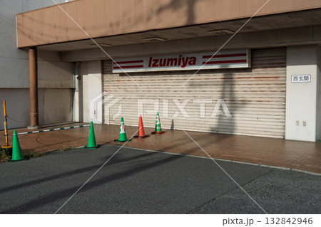 大阪府松原市 イズミヤ松原店 閉店の記録- シャッターで閉じられた西口アップ 132842946