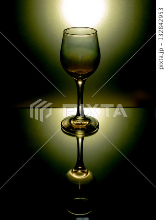 ゴールドの光が映えるワイングラスの反射 132842953