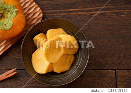 皮を剥いてカットした秋の味覚「柿」 132843182