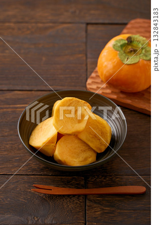 皮を剥いてカットした秋の味覚「柿」 132843183