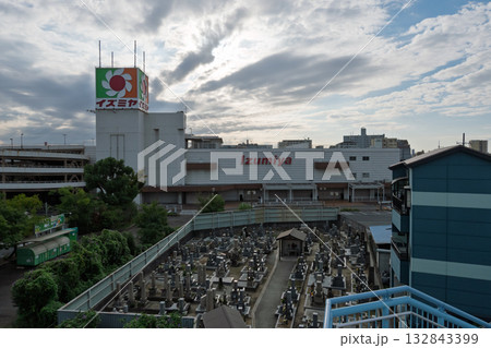 大阪府松原市 イズミヤ松原店 閉店の記録-歩道橋から見た看板とお墓 132843399