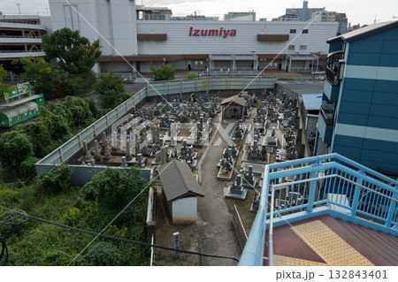 大阪府松原市 イズミヤ松原店 閉店の記録-歩道橋から見たIzumiyaロゴとお墓 大阪府松原市 イズミヤ松原店 閉店の記録-歩道橋から見たIzumiyaロゴとお墓 132843401