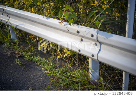 ガードレール 夕方 車道 田舎道 白色 シンプル イメージ ガードレール 夕方 車道 田舎道 白色 シンプル イメージ 132843409