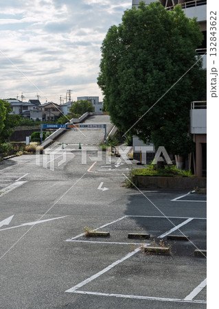 大阪府松原市 イズミヤ松原店 閉店の記録-立体駐車場スロープ縦構図 大阪府松原市 イズミヤ松原店 閉店の記録-立体駐車場スロープ縦構図 132843622