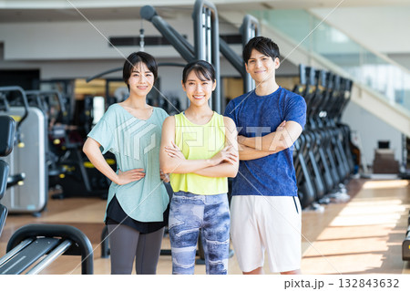 ジムでトレーニングする若い男女　撮影協力：スポーツクラブ&サウナスパ ルネサンス 幕張24 132843632
