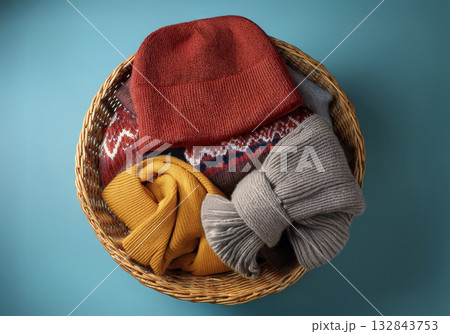 カゴに入ったニットの帽子とセーターなど 132843753