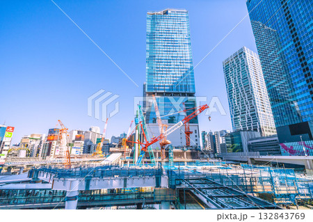 日本の東京都市景観11月7日。クローラークレーンなどの巨大重機がズラリ…。左側の鉄骨がデッキをまたぐ 132843769