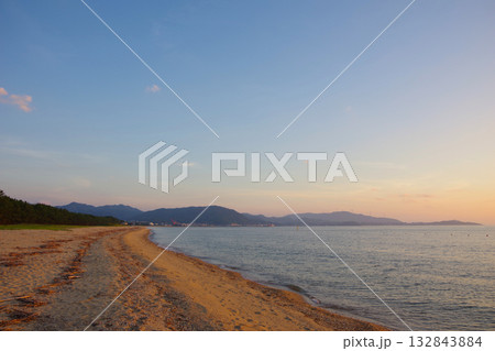 兵庫県南あわじ市 夕暮れの慶野松原海水浴場 兵庫県南あわじ市 夕暮れの慶野松原海水浴場 132843884
