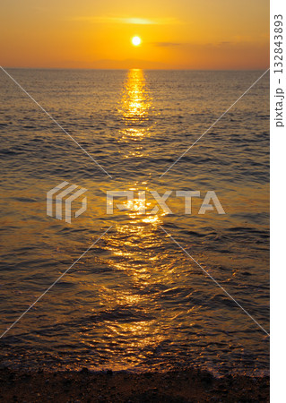 兵庫県南あわじ市 慶野松原海水浴場から小豆島に沈む夕陽を望む 兵庫県南あわじ市 慶野松原海水浴場から小豆島に沈む夕陽を望む 132843893