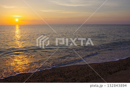 兵庫県南あわじ市　慶野松原海水浴場から小豆島に沈む夕陽を望む 132843894