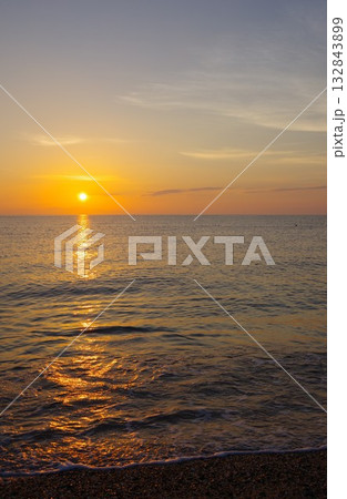 兵庫県南あわじ市 慶野松原海水浴場から小豆島に沈む夕陽を望む 兵庫県南あわじ市 慶野松原海水浴場から小豆島に沈む夕陽を望む 132843899
