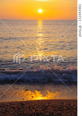 兵庫県南あわじ市　慶野松原海水浴場から小豆島に沈む夕陽を望む 132843901