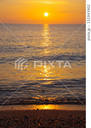 兵庫県南あわじ市 慶野松原海水浴場から小豆島に沈む夕陽を望む 兵庫県南あわじ市 慶野松原海水浴場から小豆島に沈む夕陽を望む 132843902