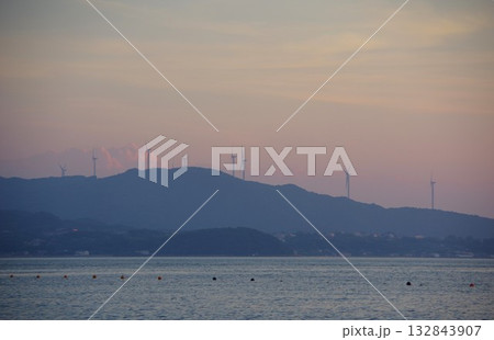 兵庫県南あわじ市 夕暮れに慶野松原から阿那賀の風車を望む 兵庫県南あわじ市 夕暮れに慶野松原から阿那賀の風車を望む 132843907