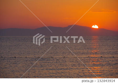 兵庫県南あわじ市　慶野松原から小豆島に沈む夕陽を望む 132843914