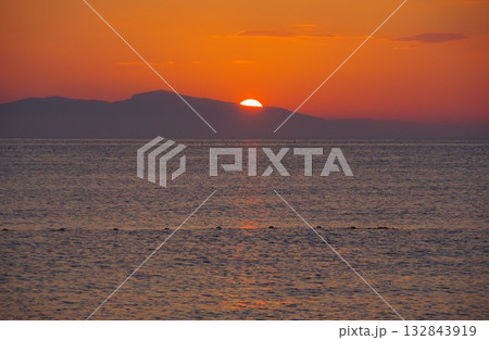 兵庫県南あわじ市 慶野松原から小豆島に沈む夕陽を望む 兵庫県南あわじ市 慶野松原から小豆島に沈む夕陽を望む 132843919