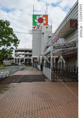 大阪府松原市 イズミヤ松原店 閉店の記録-歩道から入り口へ 132843943