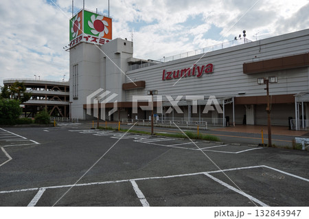 大阪府松原市 イズミヤ松原店 閉店の記録-空になった駐車場とシャッター 132843947