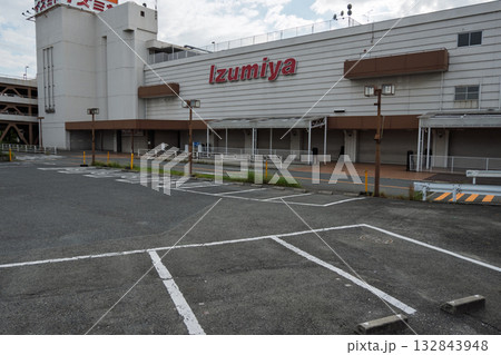 大阪府松原市 イズミヤ松原店 閉店の記録-シャッターが閉じられた正面 132843948