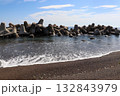 青空の下に並ぶ海岸のテトラポッドと波打ち際 132843979