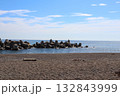 静かな海とテトラポッドが並ぶ穏やかな防波堤の風景 132843999