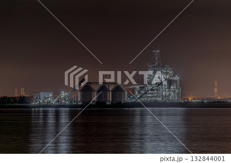 バイオマス発電所夜景 132844001