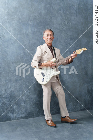エレキギターを演奏するシニア男性 132844117