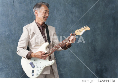 エレキギターを演奏するシニア男性 132844118