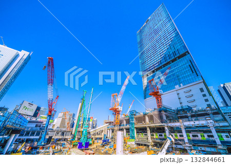 日本の東京都市景観11月7日。クローラークレーンなどの巨大重機がズラリ…。円柱形の構造物が…＝渋谷 132844661