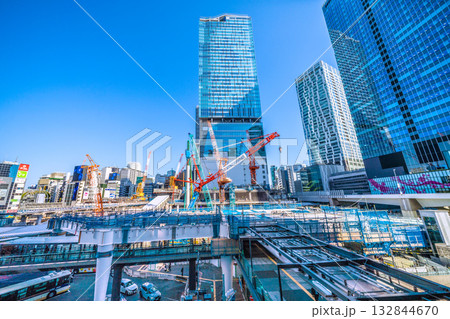 日本の東京都市景観11月7日。クローラークレーンなどの巨大重機がズラリ…。左側の鉄骨がデッキをまたぐ 132844670
