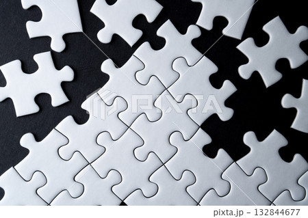 白いジグソーパズルの欠けたピースと黒い背景 白いジグソーパズルの欠けたピースと黒い背景 132844677