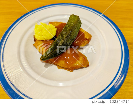 アンゴラ共和国の国民食 チキンムアンバ(鶏肉とパームオイルの濃厚シチュー アンゴラ共和国の国民食 チキンムアンバ(鶏肉とパームオイルの濃厚シチュー 132844714