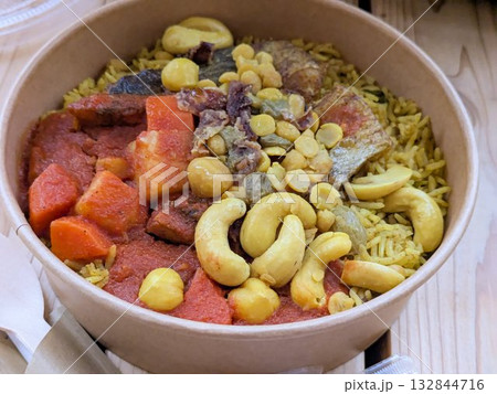 アラブ首長国連邦の伝統料理 マッチブース・サマク-魚のスパイス炊き込みご飯 132844716