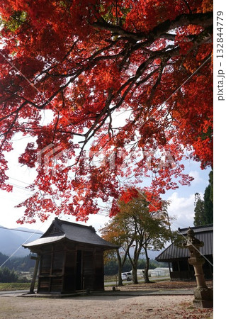 岡山県真庭市蒜山にある「徳山神社」：紅葉の頃 132844779