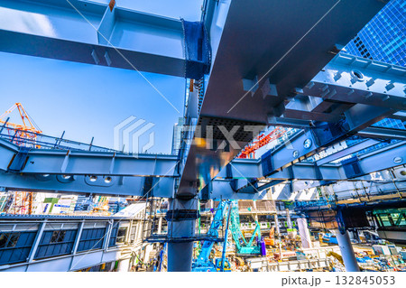 日本の東京都市景観11月7日。網のように鉄骨が組まれ…クローラークレーンなどの巨大重機もズラリ… 日本の東京都市景観11月7日。網のように鉄骨が組まれ…クローラークレーンなどの巨大重機もズラリ… 132845053