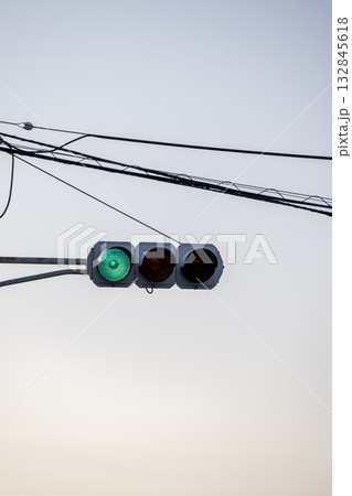 青信号 信号機 夕焼け 夕景 シンプル 素材 132845618