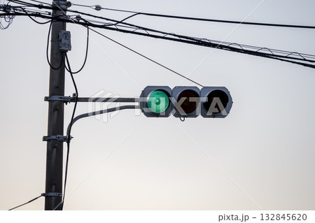 青信号 信号機 夕焼け 夕景 シンプル 素材 132845620