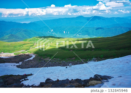乗鞍大雪渓上部左側で雲上の夏スキー 132845946