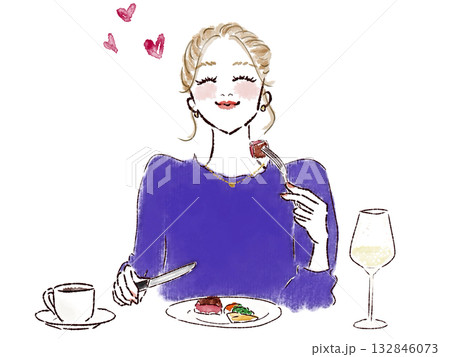 赤ワインで乾杯し食事をする女性 132846073